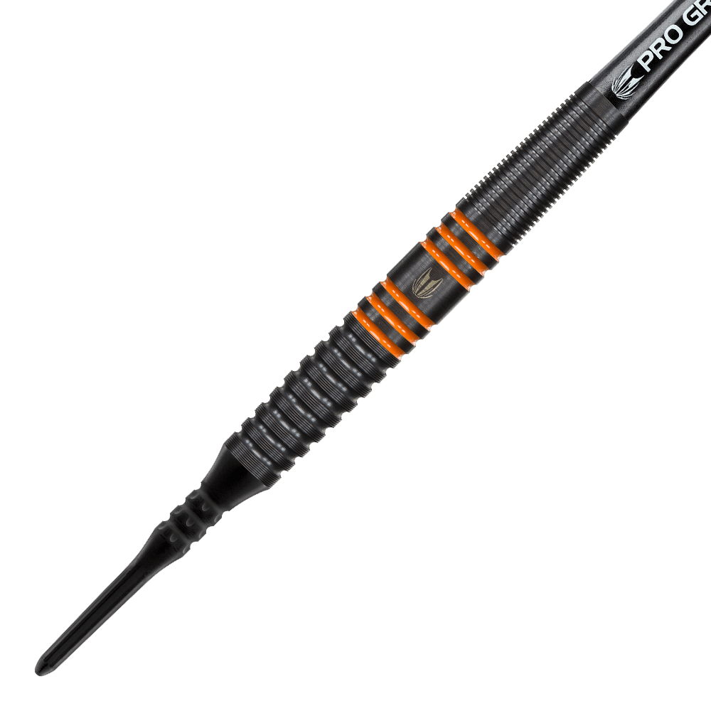 100153-Target-RVB-80-Black-Tungsten-Softdarts-2 Das Bild zeigt einen Target RVB 80% Black Tungsten Softdart. Der Dart ist schwarz mit orangenen Ringakzenten und hat eine strukturierte Griffoberfläche.