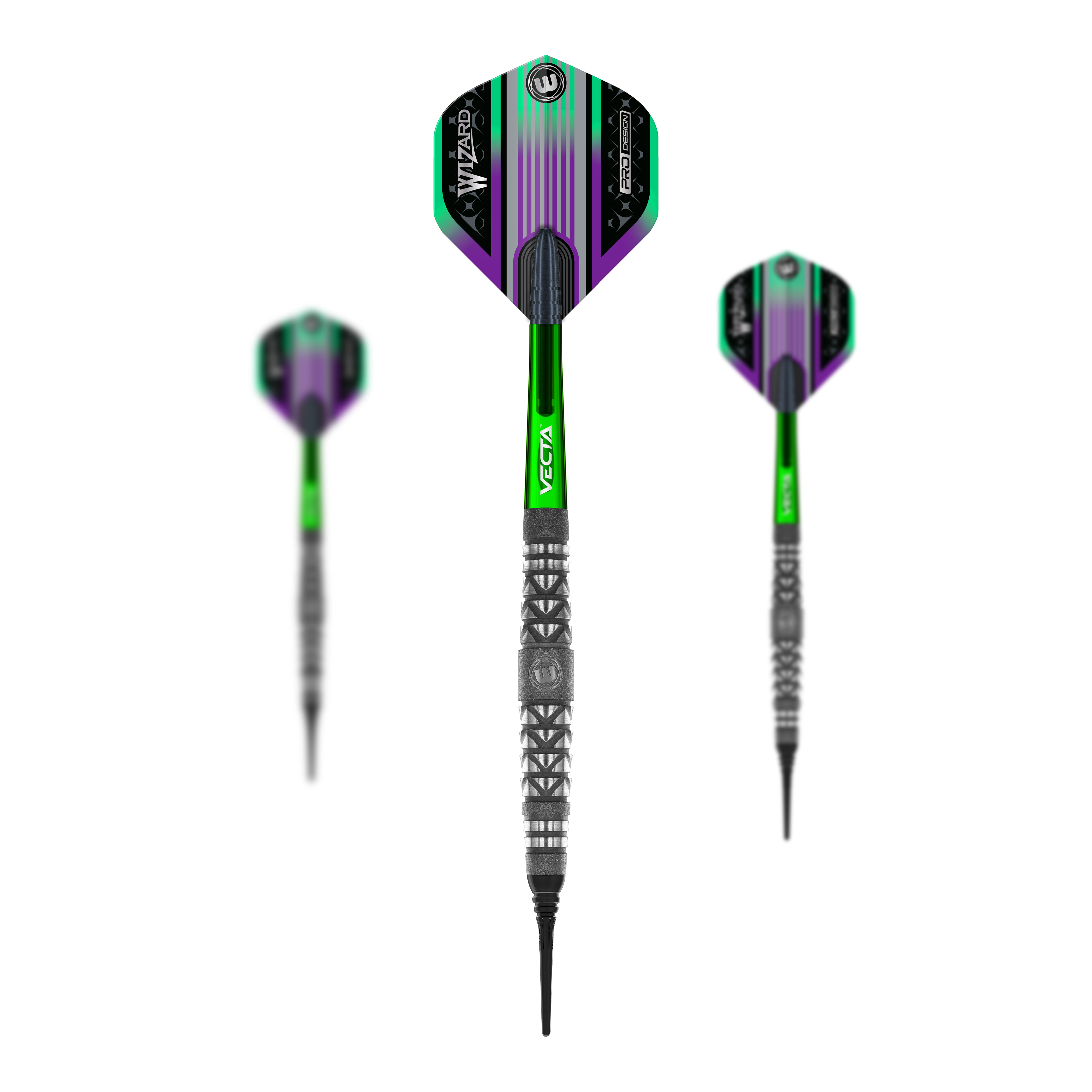 Šipky Winmau Simon Whitlock Atomized Grip Soft Das Bild zeigt drei Softdarts der Marke Winmau Simon Whitlock Atomised Grip. Die Darts haben grüne und lilafarbene Flights sowie einen strukturierten, silber-schwarzen Grip.