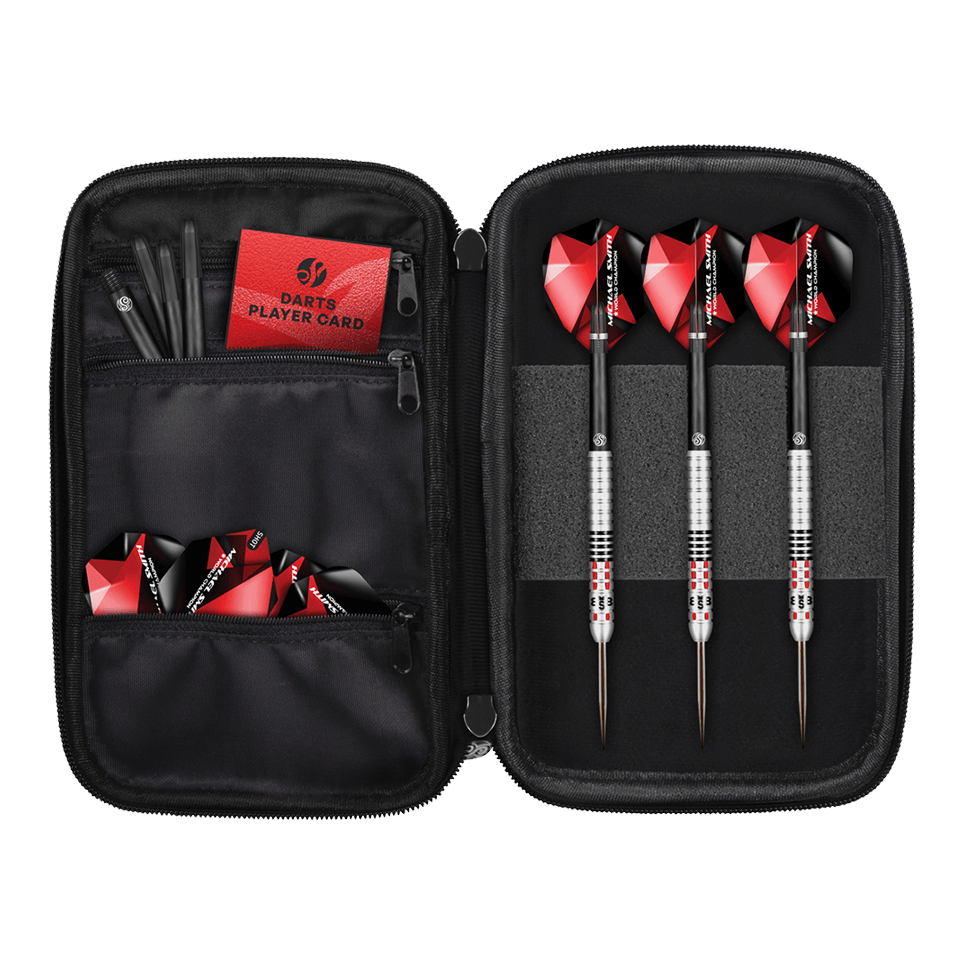 Pouzdro na šipky Shot Michael Smith World Champion - Victory Das Bild zeigt das Produkt "Shot Michael Smith World Champion Pocket Dartcase - Victory". Im Etui befinden sich drei Darts, Ersatzteile und eine Darts-Spielerkarte, alles ordentlich verstaut.