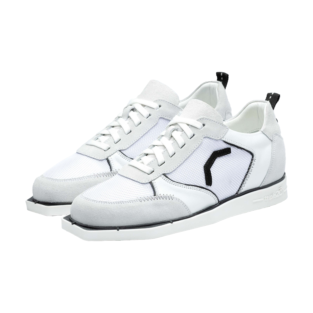 20200004-00_Triple20_Dartschuhe_Textil_Leder_Weiss_Schwarz_1 Die Abbildung zeigt ein Paar weiße und schwarze Triple20 Dartschuhe aus Textil und Leder. Die Schuhe haben ein modernes Design mit weißen Schnürsenkeln und schwarzen Akzenten an der Seite.