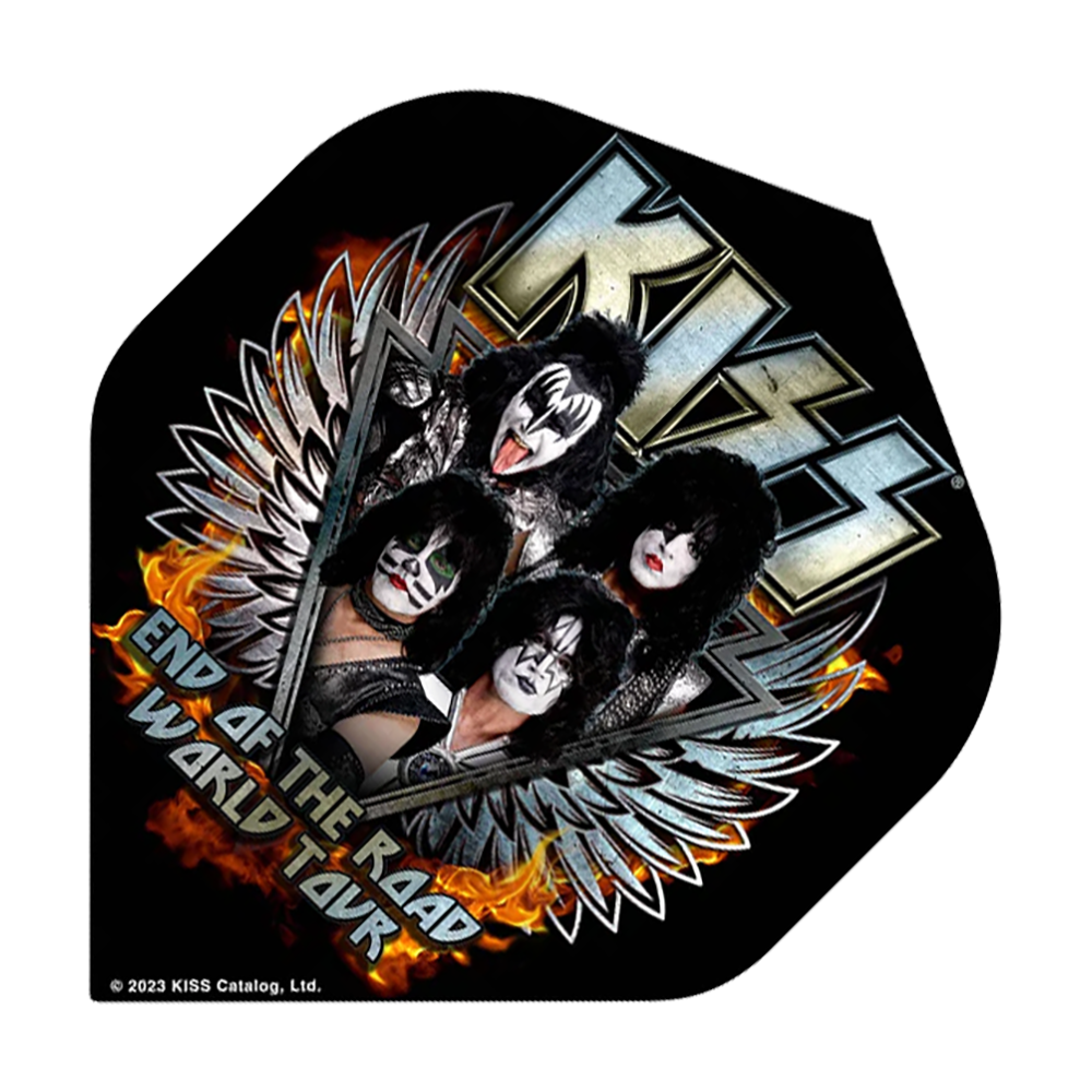 Das Bild zeigt ein Dart-Flight mit dem Motiv der Band KISS und dem Schriftzug "End of the Road World Tour". Im Hintergrund sind Flammen und silberne Flügel zu sehen.