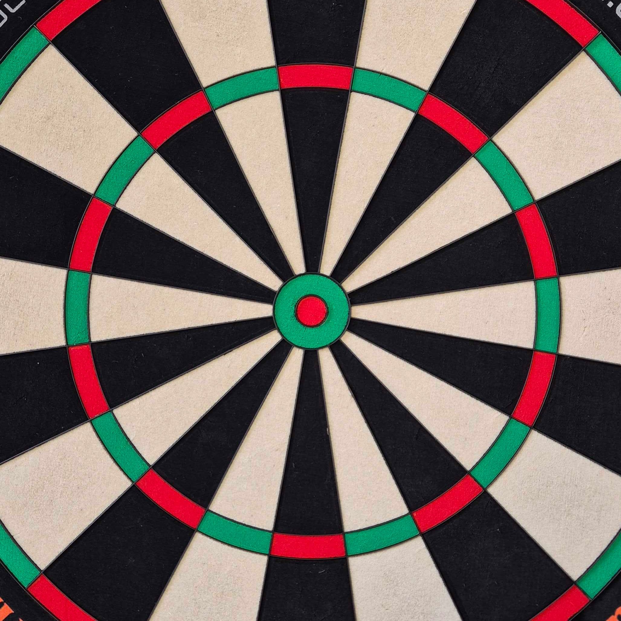 Das Bild zeigt eine Nahaufnahme einer Dartscheibe mit klaren Farbfeldern in Schwarz, Weiß, Rot und Grün. Es handelt sich um das Produkt "Unicorn Eclipse Ultra 2.0 Steeldartboard".