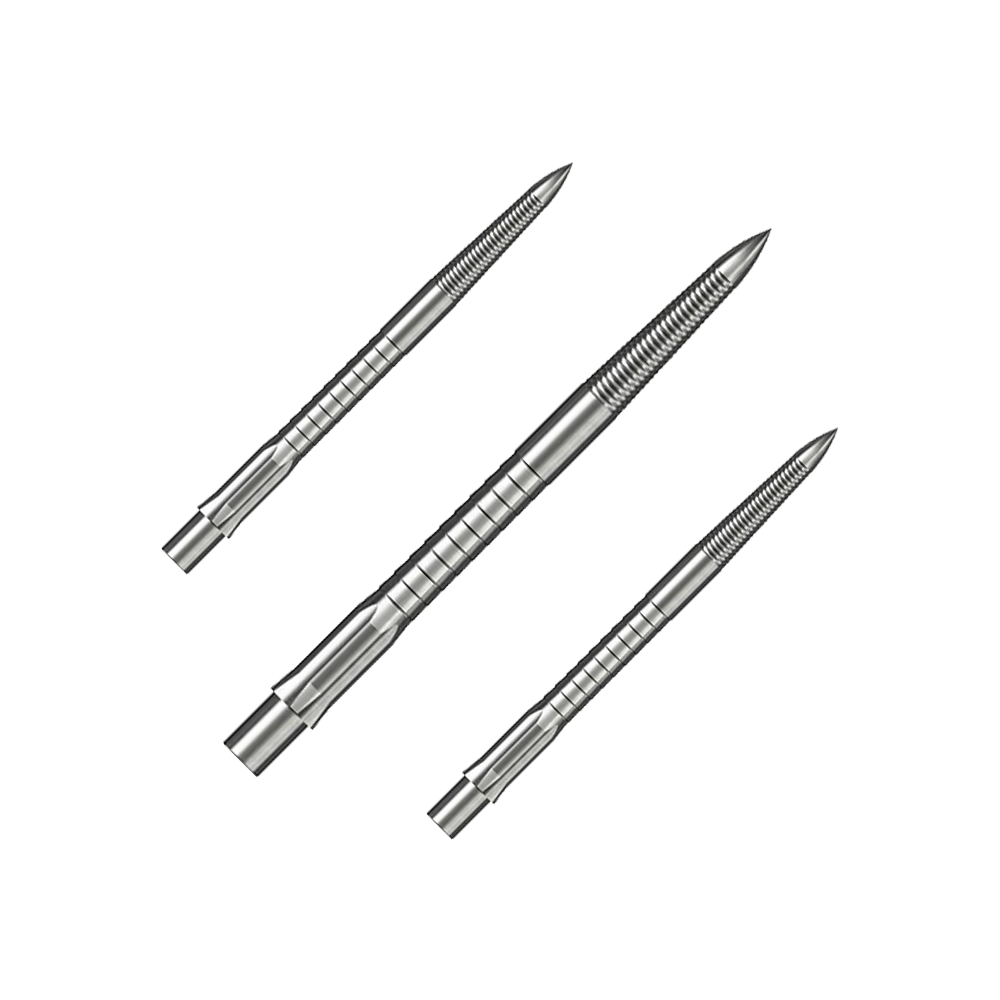 Das Bild zeigt drei silberne Steeldartspitzen mit feiner Riffelung. Sie sind länglich und haben ein Mikrorillen-Design für besseren Halt.