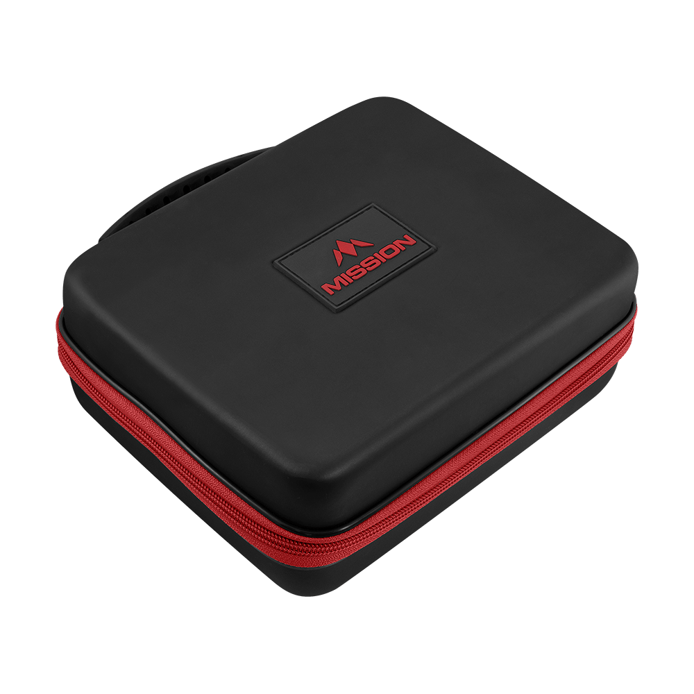 Peněženka Mission Luxor Dart Das Bild zeigt eine schwarze Dart-Tasche mit einem roten Reißverschluss. Auf der Oberseite steht das Wort „MISSION“ in Rot.