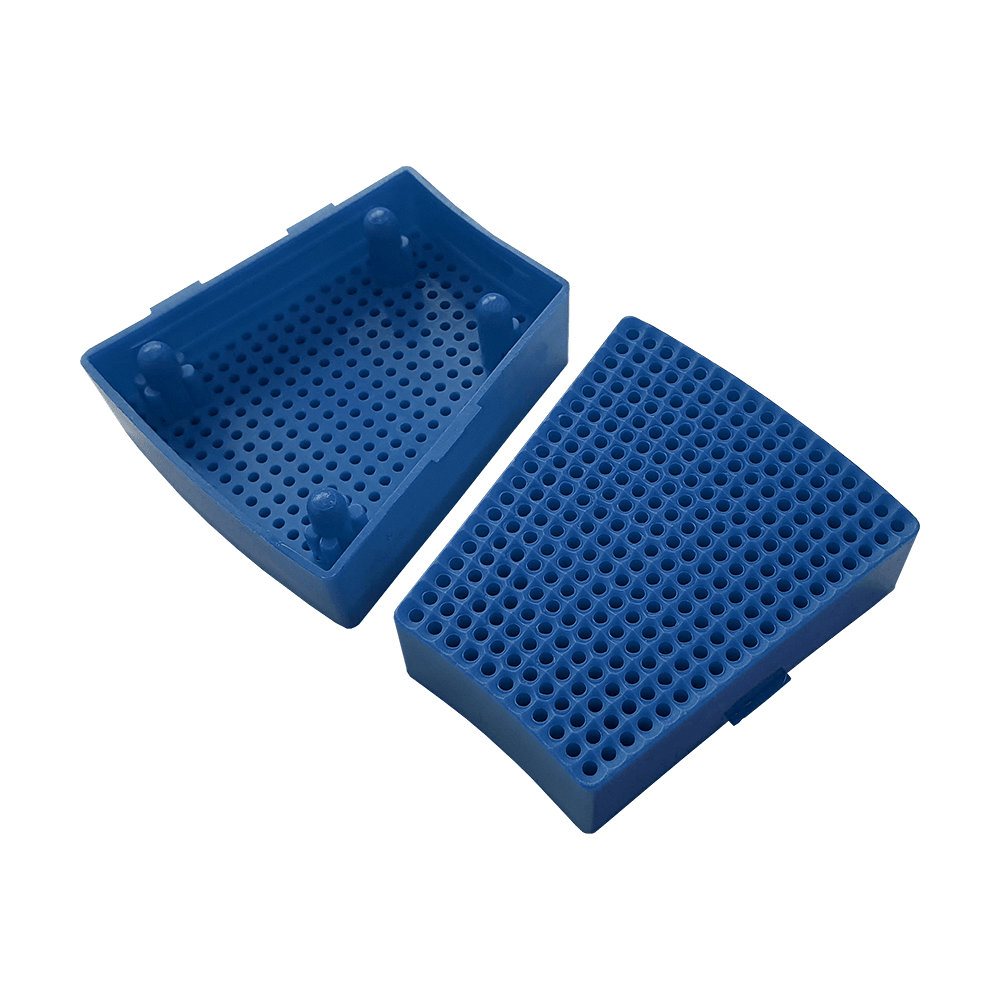 GRN0152_Granboard_132_Ersatzfelder_Single_Aussen_Blau_1 Das Bild zeigt zwei blaue Ersatzfelder für das Granboard 132. Sie sind dreieckig geformt und haben viele kleine Löcher.