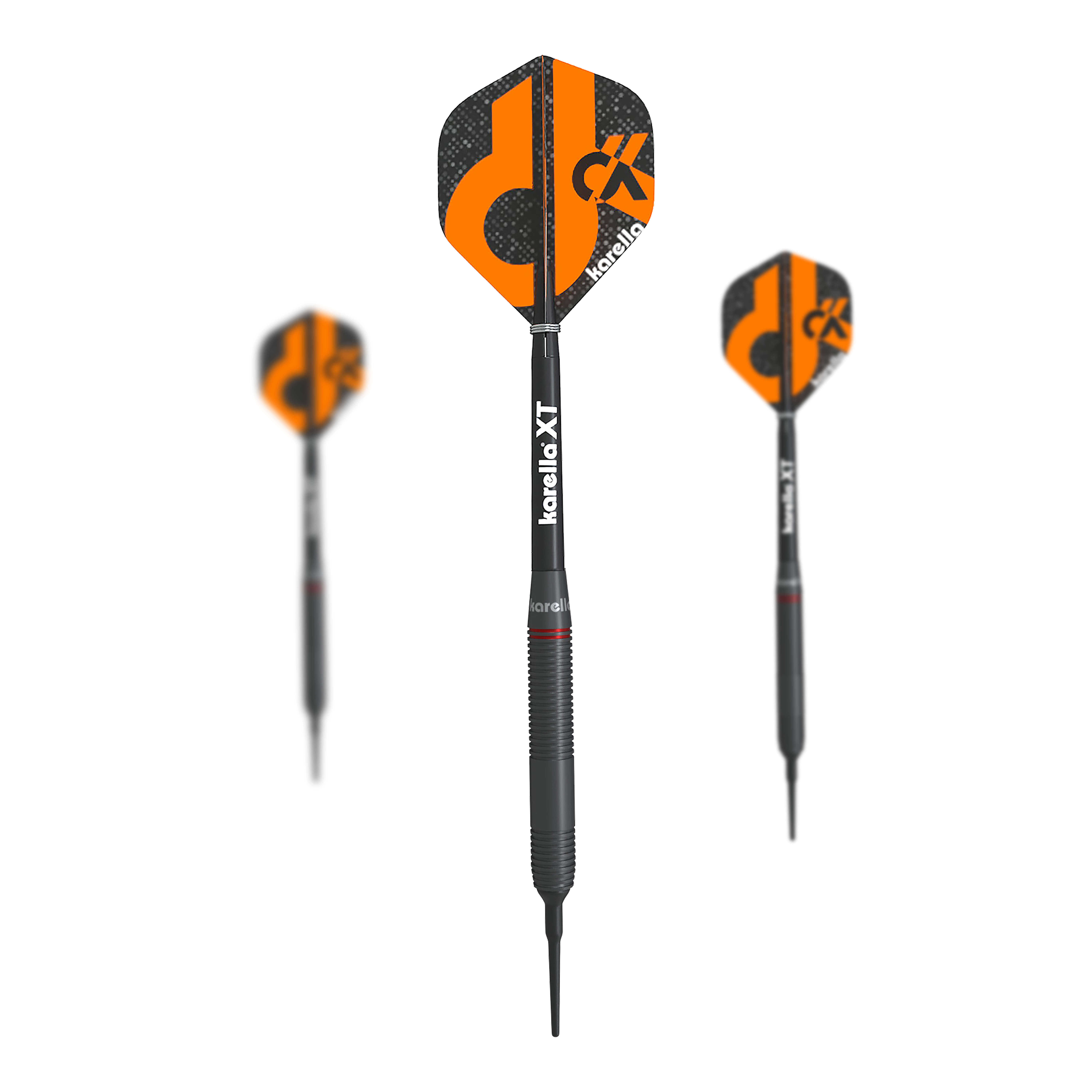 Karella Daniel Klose měkké šipky Das Bild zeigt drei Softdarts der Marke Karella Daniel Klose. Die Darts sind schwarz mit orangefarbenen Flights und haben das Karella-Logo darauf.