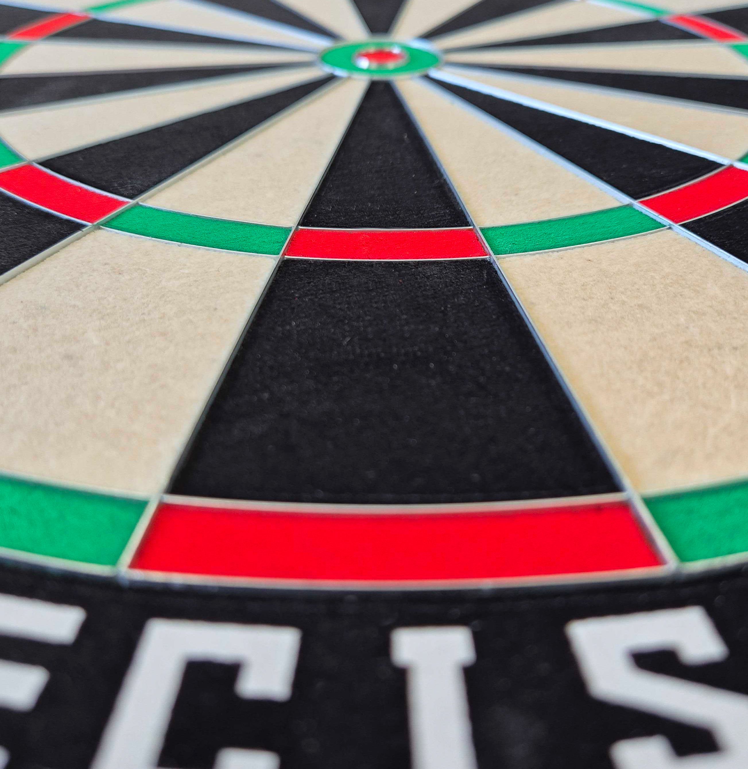 Ocelový terč McDart Precision Das Bild zeigt eine Nahaufnahme eines McDart Precision Steeldartboards. Die farbigen Segmente und die scharf abgegrenzten Felder sind deutlich zu erkennen.