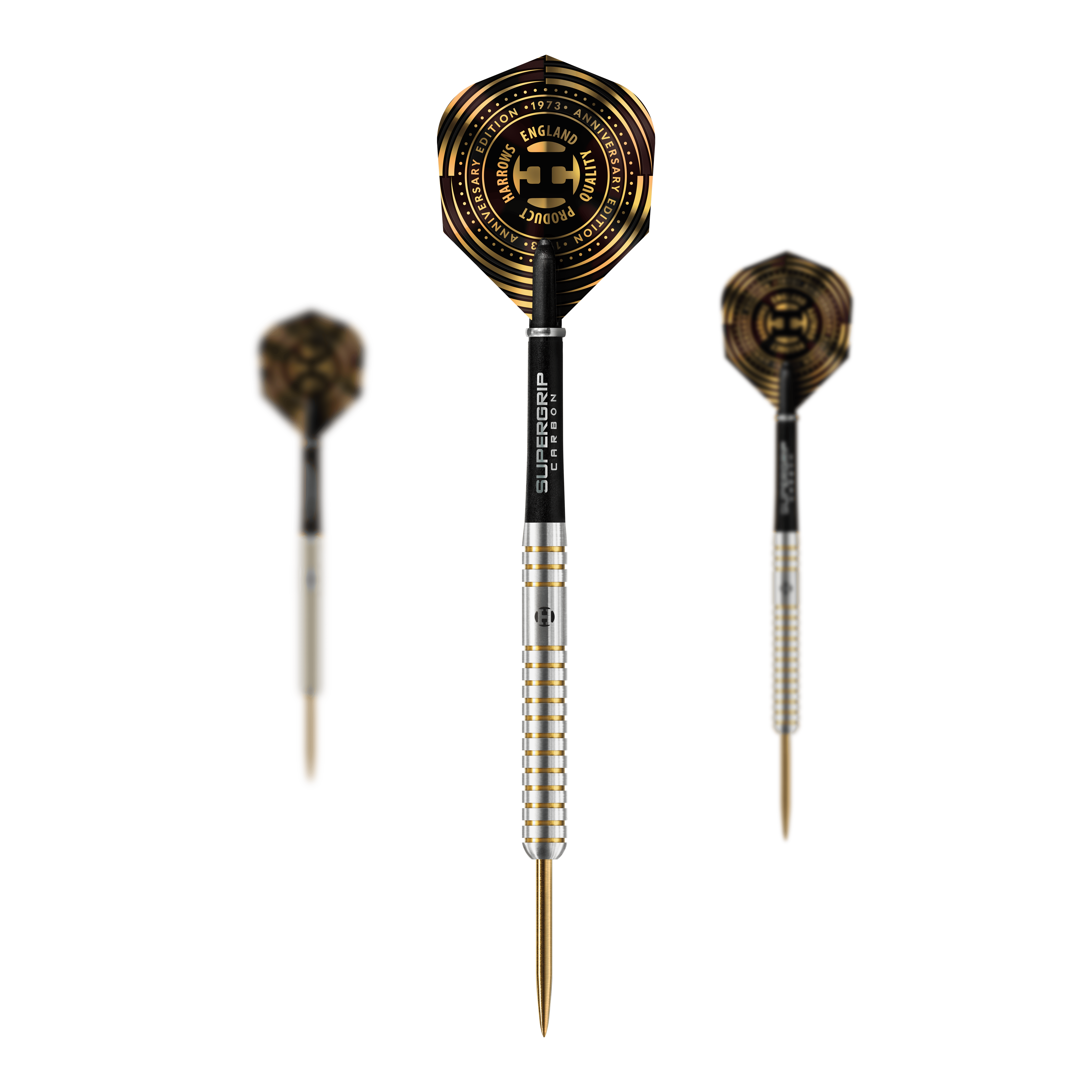 Harrows Anniversary Edition Původní Steeldarts Auf dem Bild sind drei Steeldarts mit silbernem Schaft und gold-schwarzen Flights zu sehen. In der Mitte steht ein Dart, auf dessen Flight das Logo zum Jubiläum der Marke Harrows abgebildet ist.