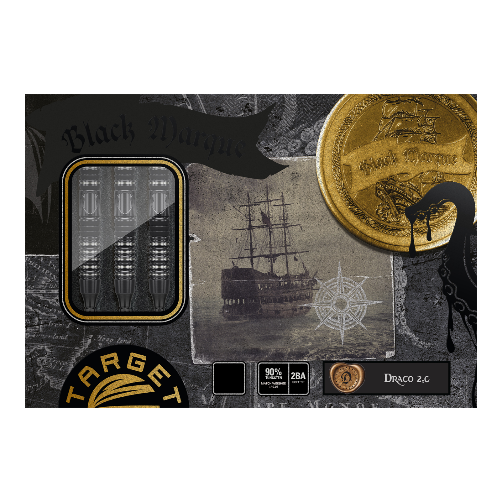 Měkké šipky Target Japan Black Marque Draco GEN2 - 20g Die Abbildung zeigt die Verpackung der "Target Japan Black Marque Draco GEN2 Softdarts - 20g". Auf der Schachtel sind drei schwarze Darts, ein goldener Münzaufdruck, ein Segelschiff und verschiedene dekorative Elemente zu sehen.