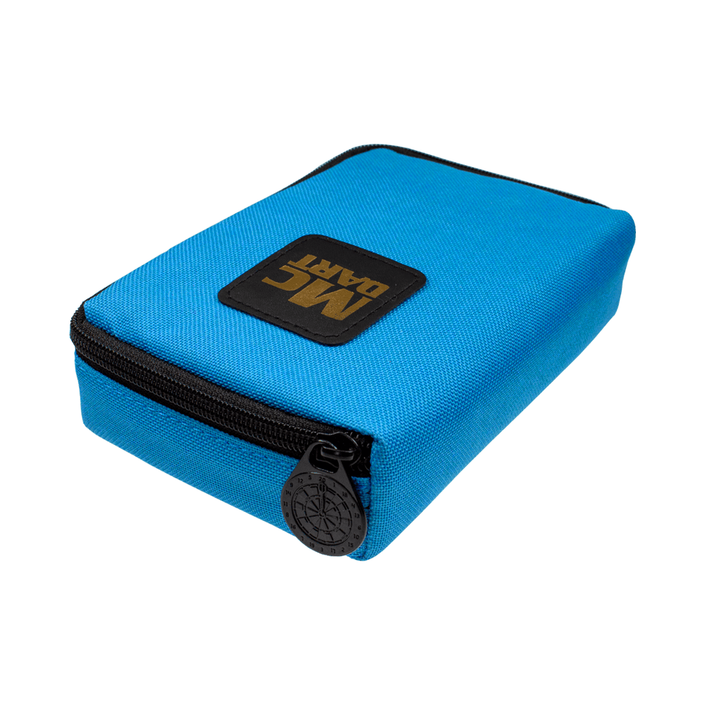 707_McDart_Tasche_Klein_Blau_2 Die Abbildung zeigt die blaue McDart Tasche Klein mit einem schwarzen Reißverschluss. Auf der Oberseite ist ein schwarzes Logo mit der Aufschrift "MC DART" zu sehen.
