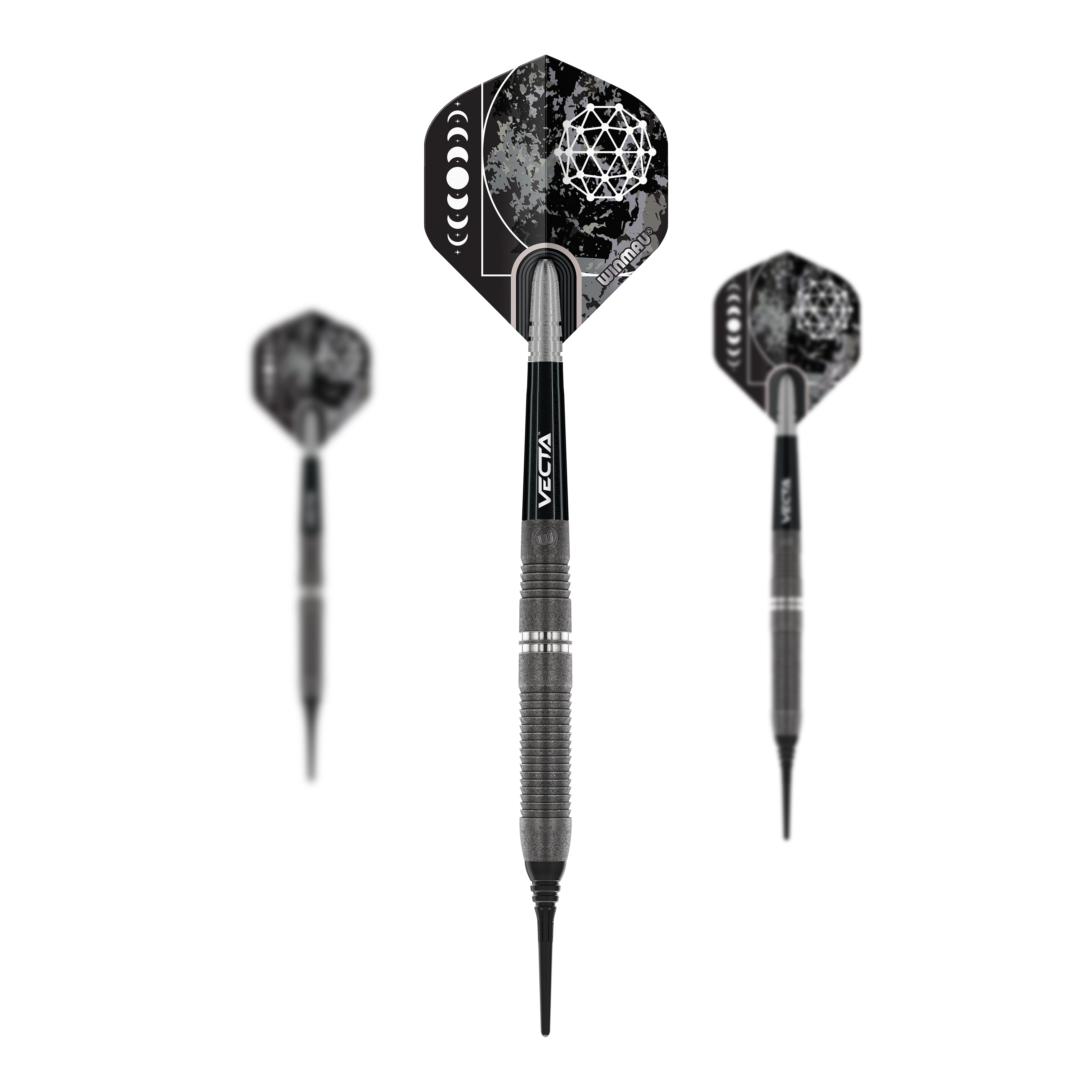 Měkké šipky Winmau Callisto 03 - 20g Das Bild zeigt drei Softdarts des Modells "Winmau Callisto 03" mit einem Gewicht von 20g. Die Darts haben schwarze Flights mit geometrischem Muster und schwarzen Schäften.