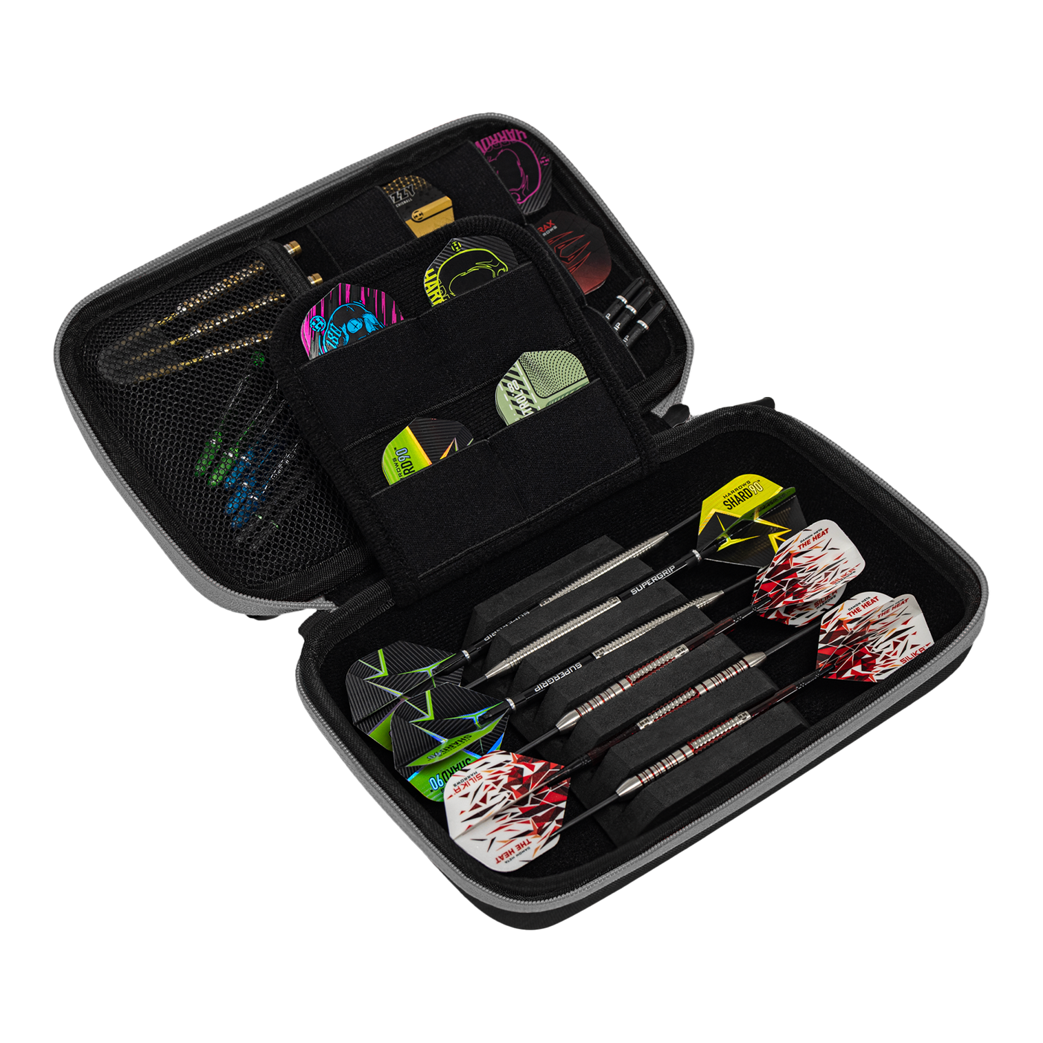 Peněženka na šipky Harrows Smart Case XL Das Bild zeigt ein geöffnetes Dart-Etui mit mehreren Darts und Zubehörteilen ordentlich verstaut. Die Aufbewahrungstasche ist schwarz und bietet verschiedene Fächer für Flights und Ersatzteile.