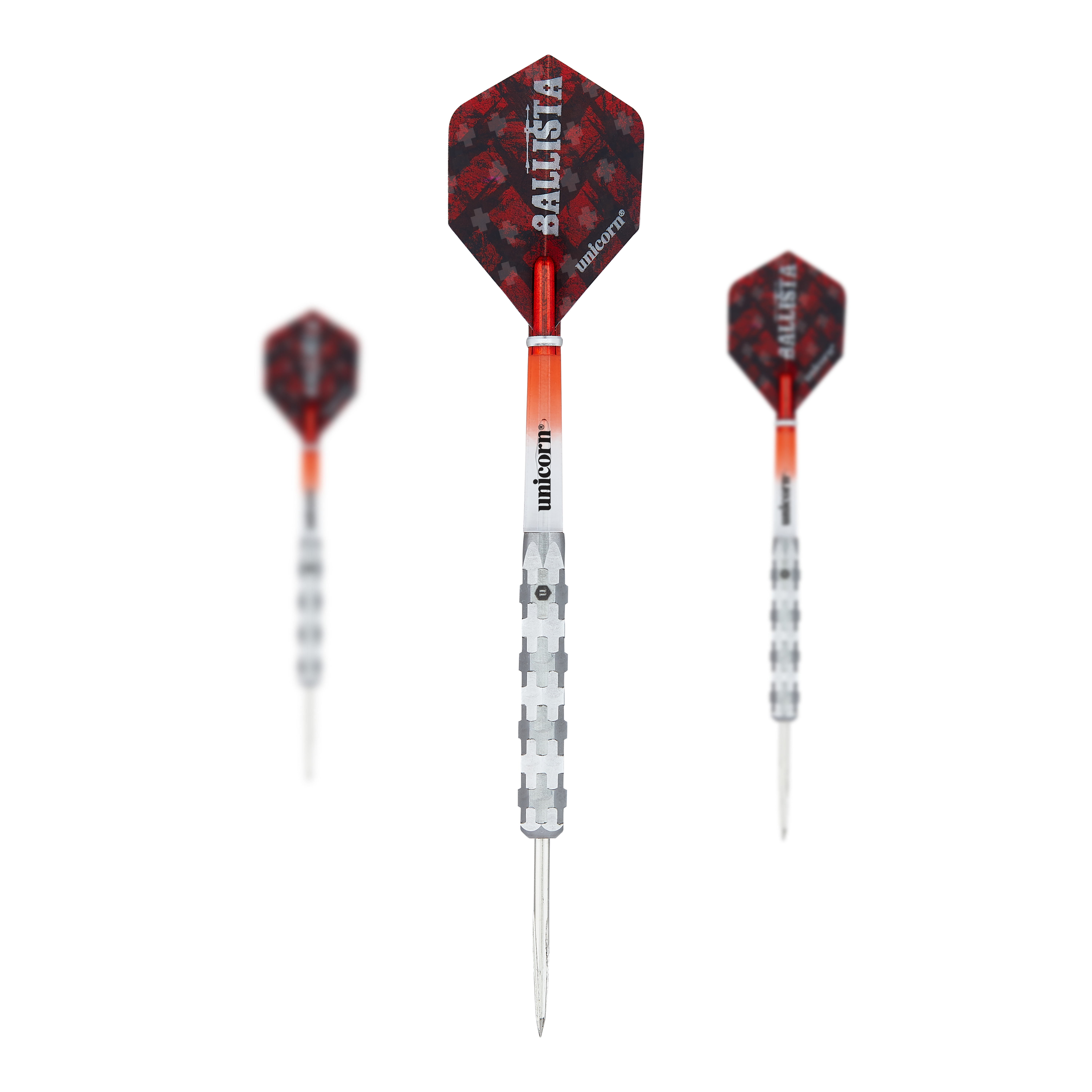 Ocelové šipky Unicorn Ballista Style 1 Das Bild zeigt drei Steeldarts des Modells "Unicorn Ballista Style 1". Die Darts haben silberne Spitzen und Schäfte mit rot-schwarzen Flights, auf denen "Ballista" steht.