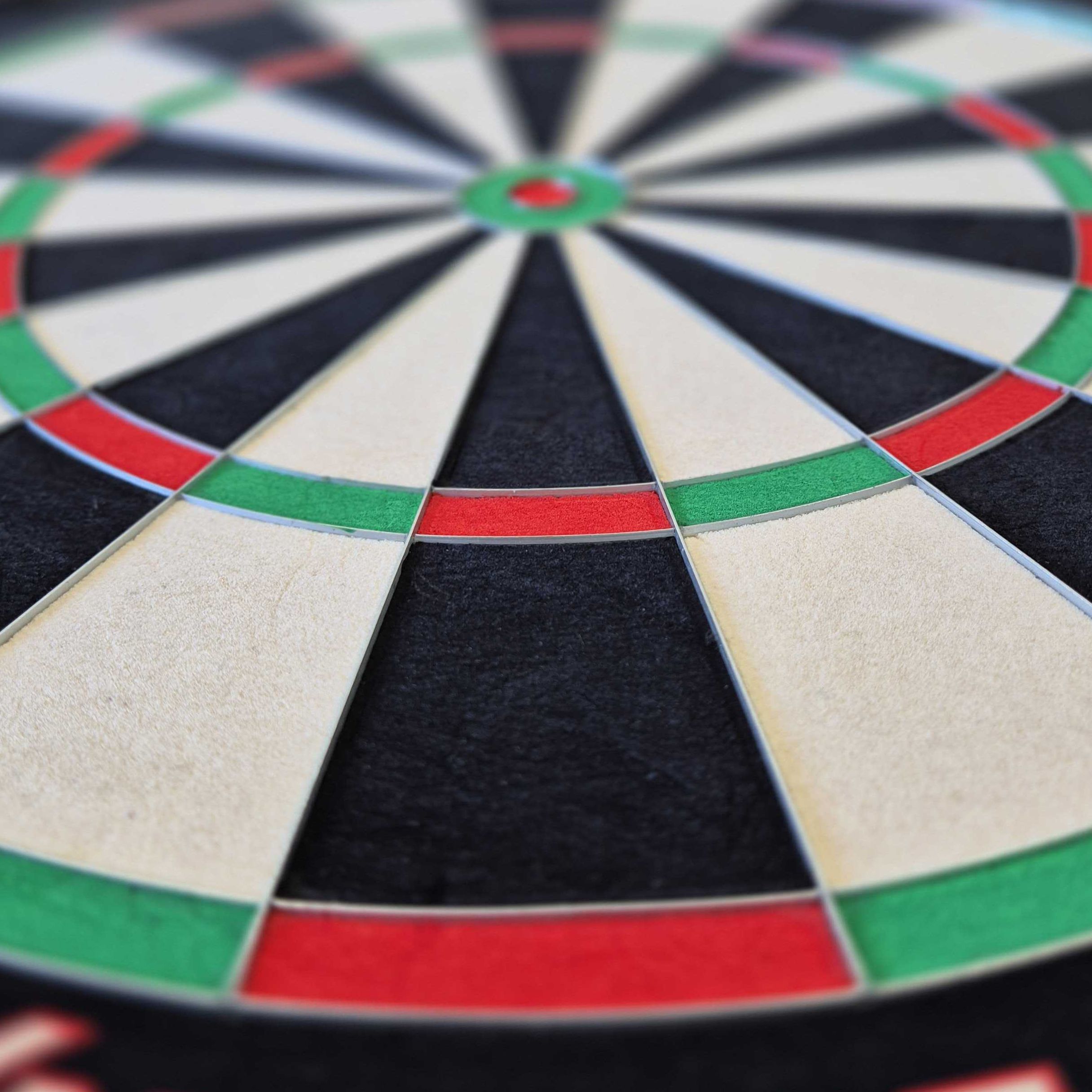 Das Bild zeigt das Bulls NL Advantage 701 Steeldartboard aus der Nähe. Die Farbbereiche in Schwarz, Weiß, Rot und Grün sind deutlich zu erkennen.