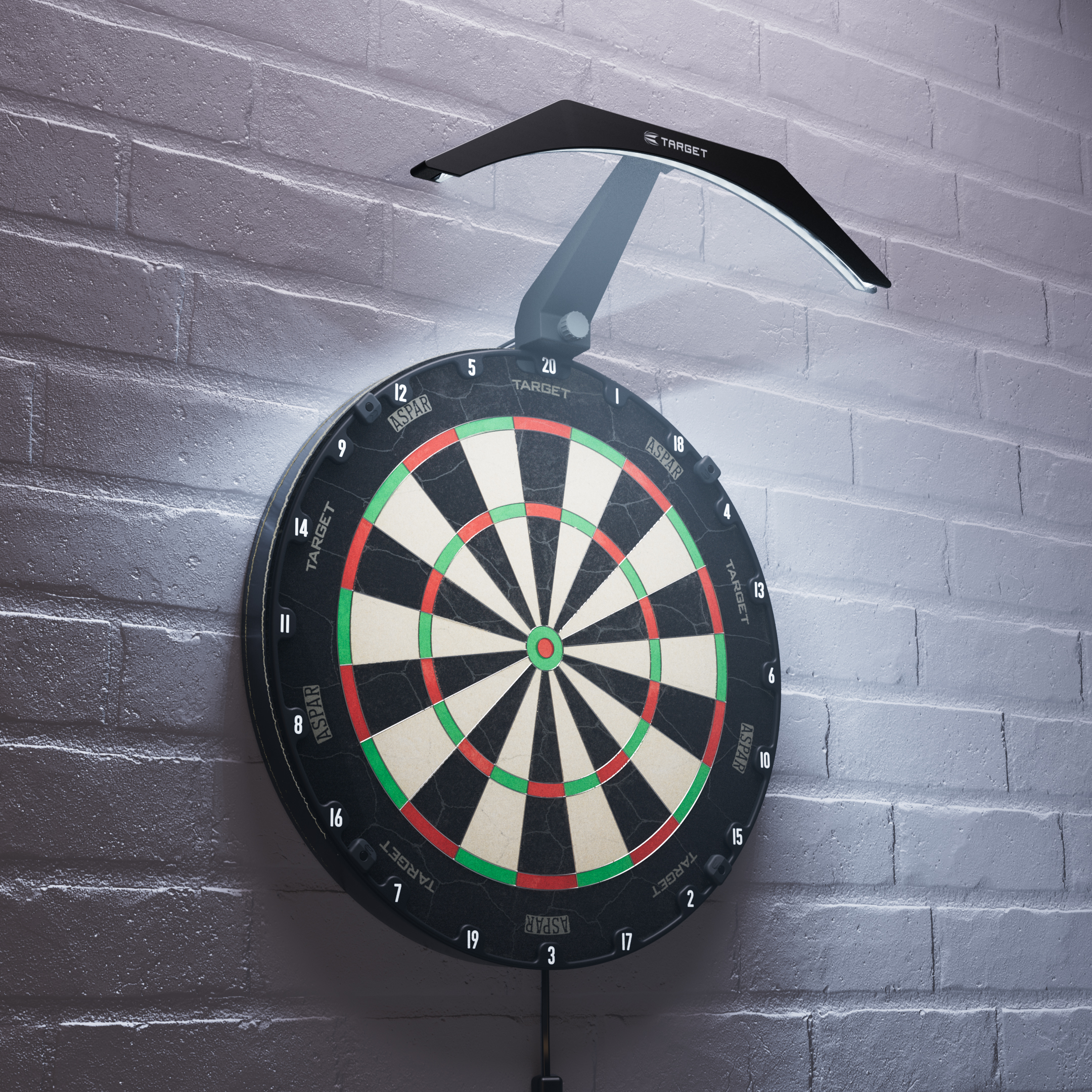 Osvětlení terče Target ARC V2 Das Bild zeigt eine Dartboard-Beleuchtung namens "Target ARC V2", die über einem Dartboard an der Wand montiert ist. Das Licht leuchtet das Dartboard gleichmäßig aus und sorgt für eine klare Sicht auf die Felder.