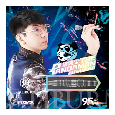Das Bild zeigt die Steeldarts "Caliburn Player The Pandaman Advanced" mit einem Gewicht von 23g. Im Vordergrund ist ein Spieler mit Dartpfeil sowie das Produktdesign und ein Panda-Logo zu sehen.