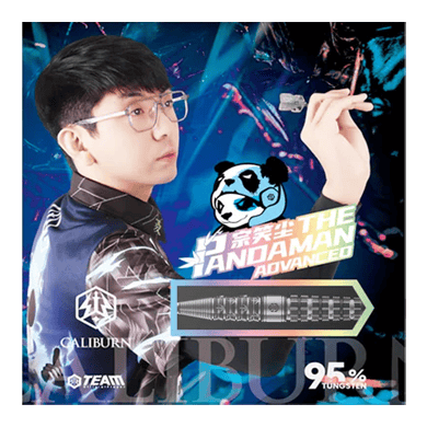 Caliburn Player The Pandaman Advanced Steeldarts - 23g Das Bild zeigt die Steeldarts "Caliburn Player The Pandaman Advanced" mit einem Gewicht von 23g. Im Vordergrund ist ein Spieler mit Dartpfeil sowie das Produktdesign und ein Panda-Logo zu sehen.