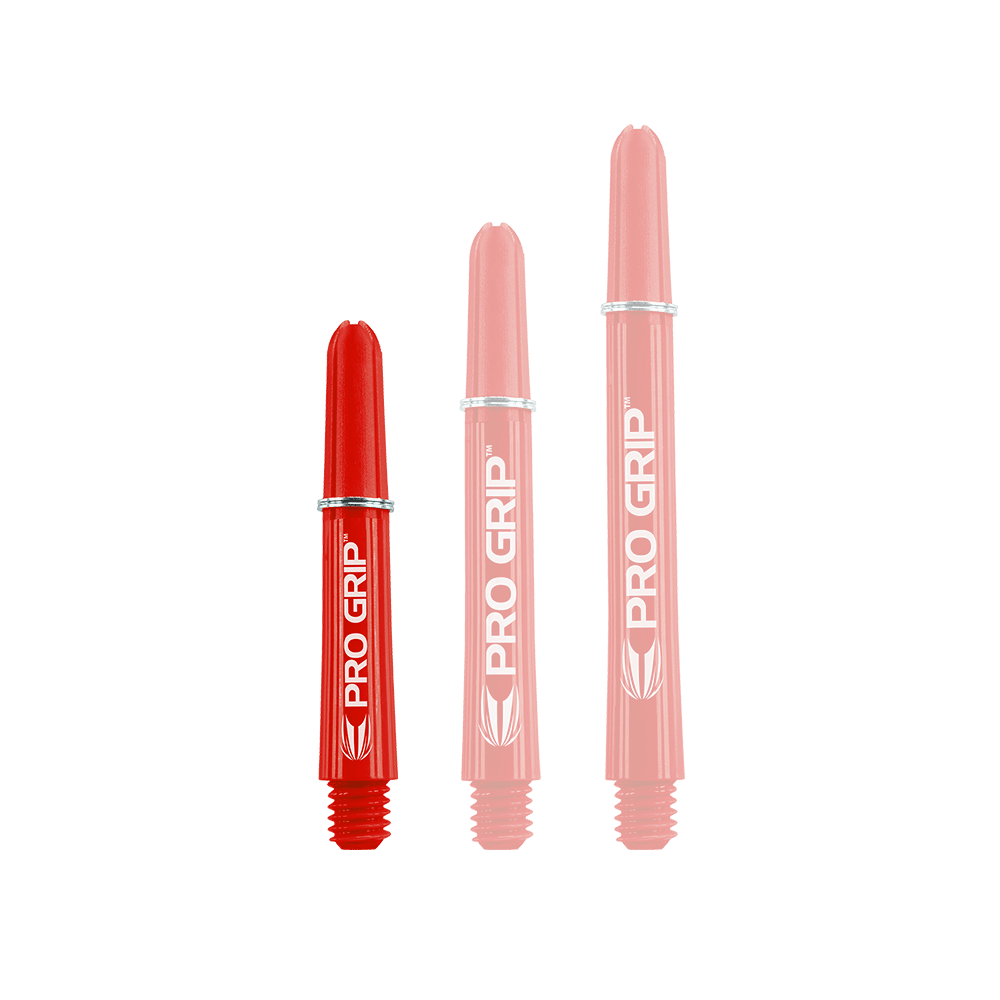 Target Pro Grip Shafts – 3 sady – červená Das Bild zeigt drei rote Dart-Schäfte mit der Aufschrift „PRO GRIP“. Sie stehen nebeneinander und haben unterschiedliche Längen.