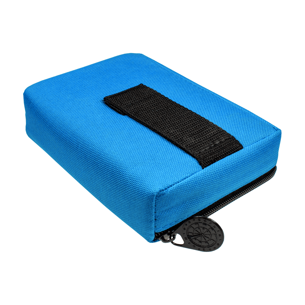 707_McDart_Tasche_Klein_Blau_3 Die Abbildung zeigt eine kleine, blaue Tasche mit schwarzem Reißverschluss und einem schwarzen Band auf der Oberseite. Es handelt sich um das Produkt "McDart Tasche Klein".