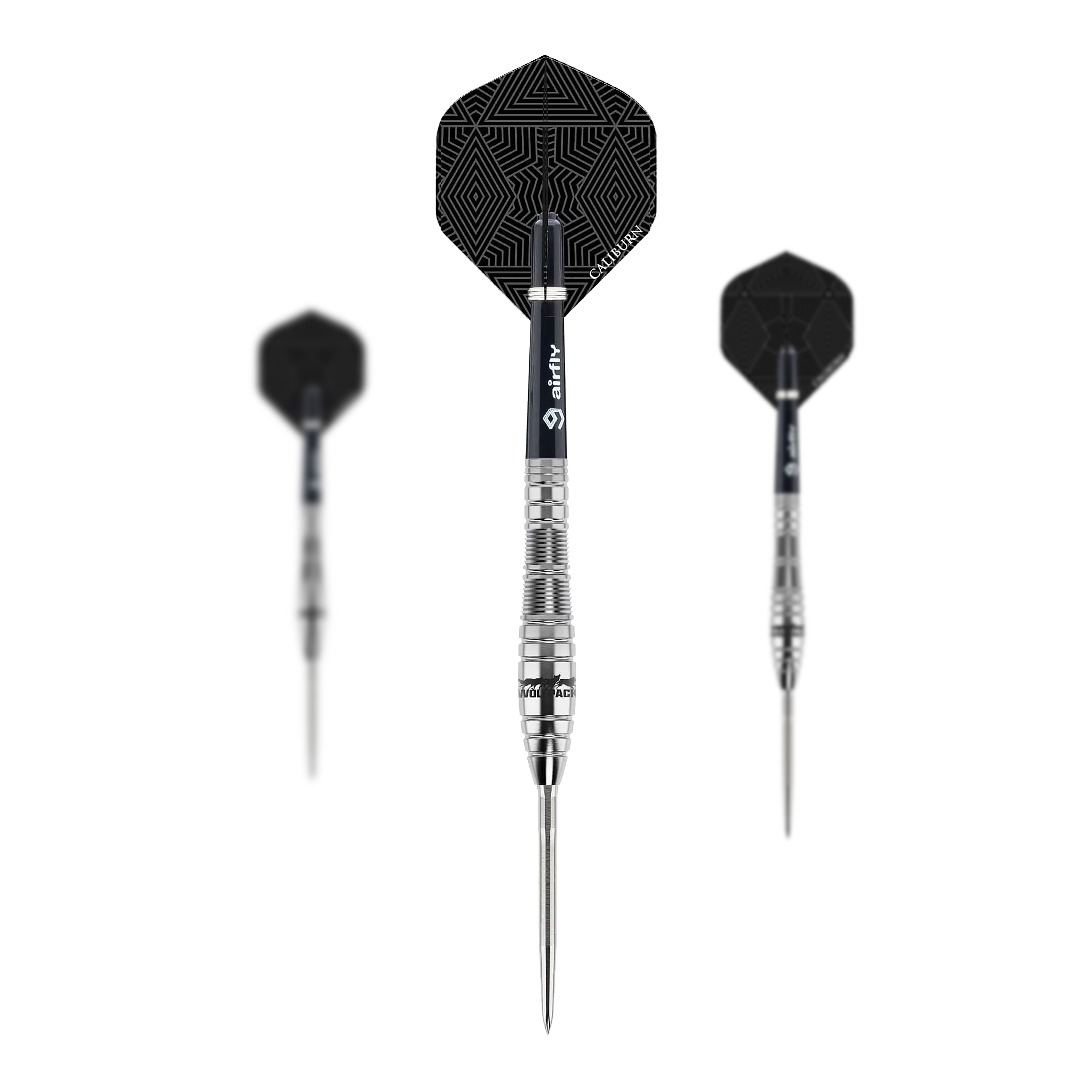 Das Bild zeigt drei Steeldarts des Produkts "Caliburn Wolfpack W2 Steeldarts - 22g". Die Darts haben silberne Spitzen und schwarze Flights mit geometrischem Muster.
