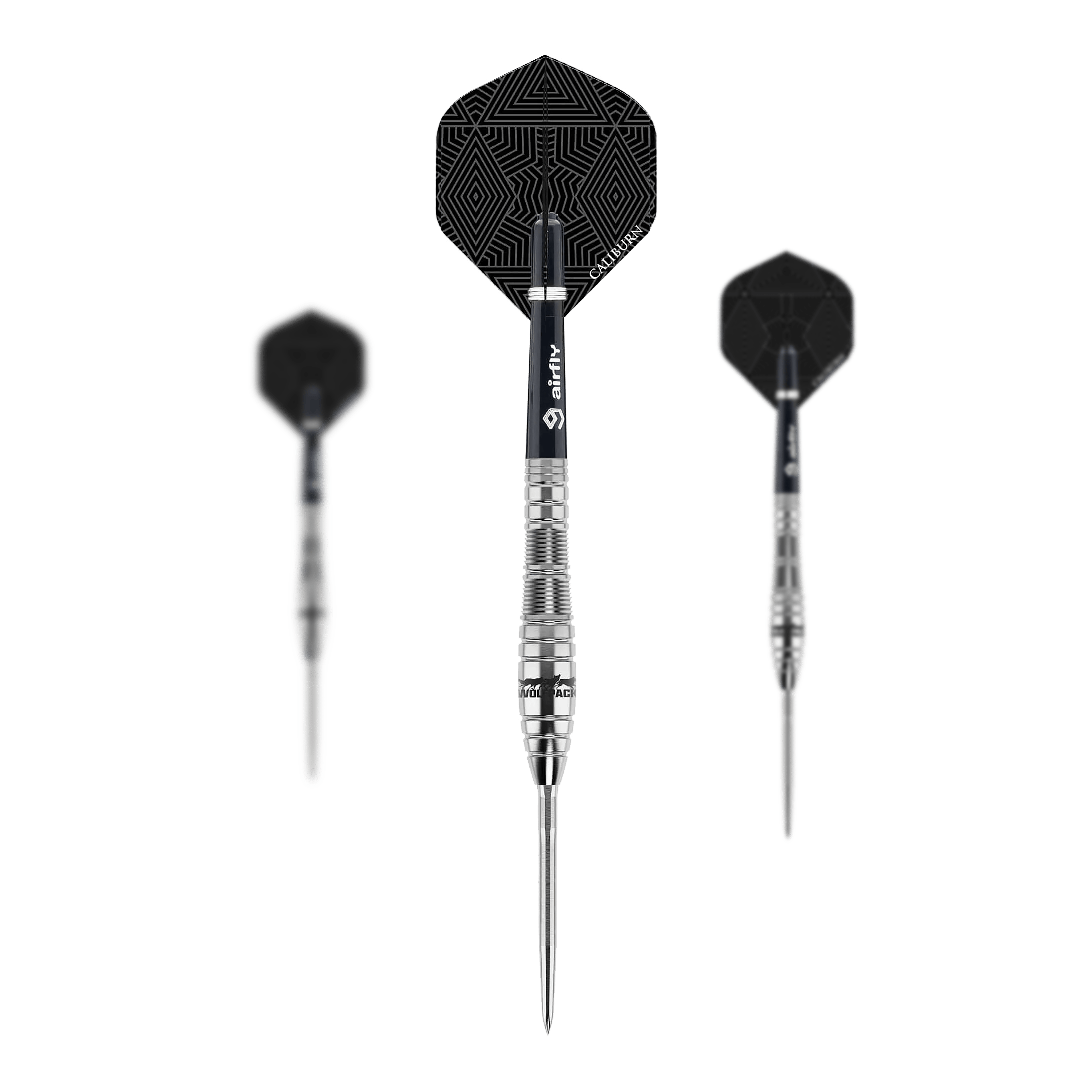 Ocelové šipky Caliburn Wolfpack W2 - 22g Das Bild zeigt drei Steeldarts des Produkts "Caliburn Wolfpack W2 Steeldarts - 22g". Die Darts haben silberne Spitzen und schwarze Flights mit geometrischem Muster.