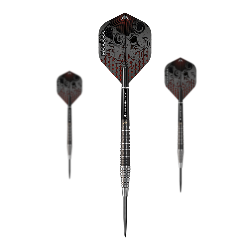 Ocelové šipky Mission Makara M2 - 23g Das Bild zeigt drei Steeldarts des Produkts "Mission Makara M2 - 23g". Die Darts haben schwarze Flights mit einem roten Muster und einem silber-schwarzen Barrel.