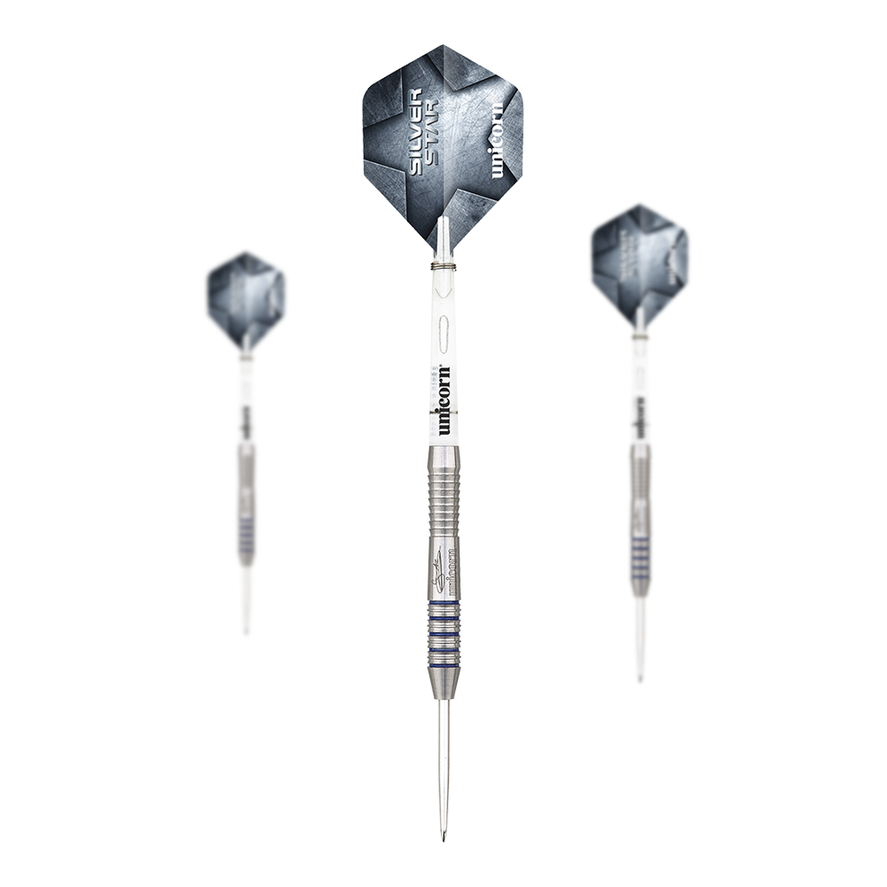 Ocelové šipky Unicorn Silver Star Var.2 Gary Anderson Auf dem Bild sind drei silberne Steeldarts mit schwarzen Flights zu sehen. Auf den Flights steht "Silver Star" und "Unicorn".