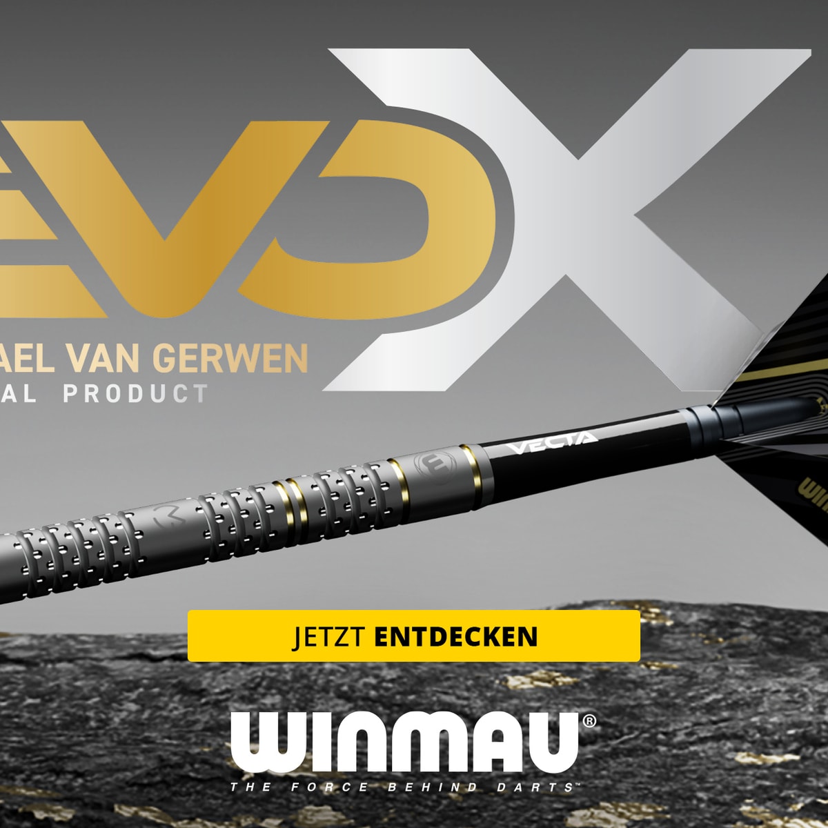 Das Bild zeigt einen schwarzen Dartpfeil der Marke Winmau mit goldenen und silbernen Akzenten. Links ist die Verpackung mit dem Schriftzug „EVO X“ und einem Porträt abgebildet, rechts sind Details des Dartpfeils zu sehen.