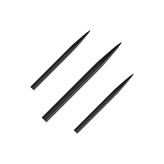 Auf dem Bild sind drei schwarze Stahlspitzen für Darts zu sehen. Sie sind in einer diagonalen Linie angeordnet und haben eine spitze Form.