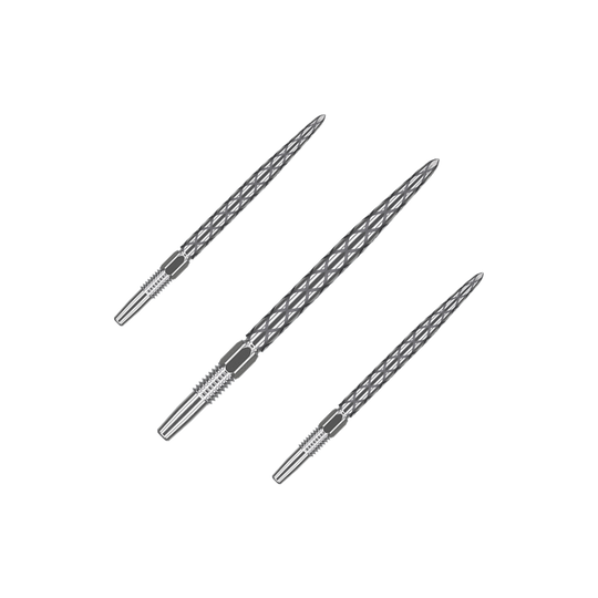 Zaměřte hroty šipek Swiss Diamond Pro Silver Points Auf dem Bild sind drei silberne Dartspitzen mit einem rautenförmigen Muster zu sehen. Sie liegen parallel nebeneinander auf einem grünen Hintergrund.