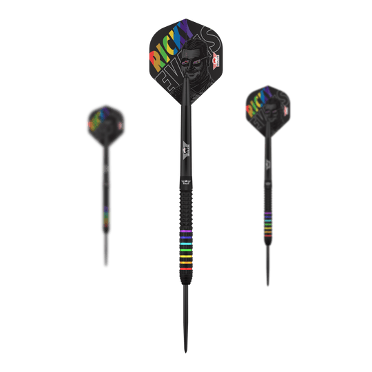 Hier sieht man das Set Bulls NL Ricky Evans Rapid 95 Steeldarts mit 23g. Mehrere Darts sind als Set zusammen abgebildet.