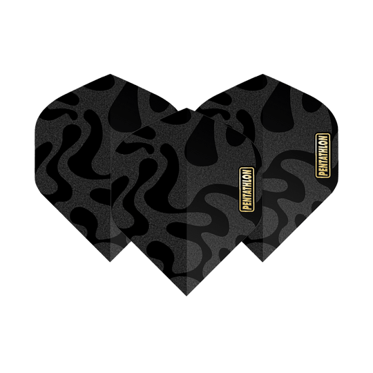 Lety v pětiboji RT Camo Das Bild zeigt drei Pentathlon RT Camo No2 Standard Flights für Darts. Sie haben ein schwarzes Camouflage-Muster und das Pentathlon-Logo in Gelb.