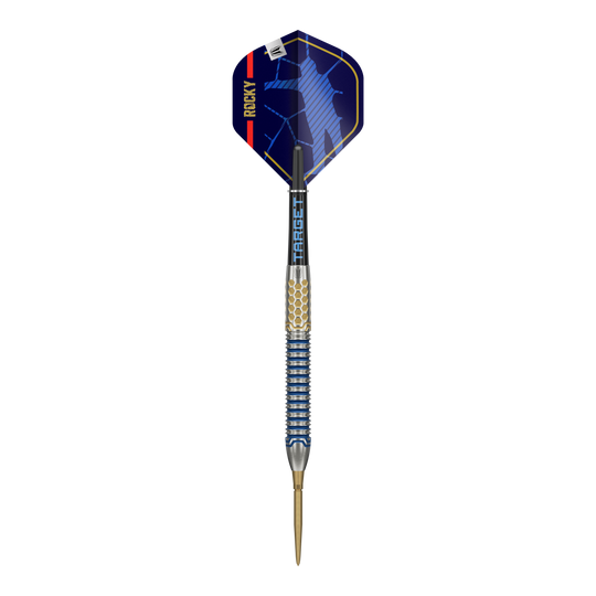 Der Target Josh Rock GEN1 Swiss Point Steeldart hat ein modernes, auffälliges Design in Blau, Gold und Silber. Der Flight zeigt das Wort "ROCKY" und ein stilisiertes Motiv.