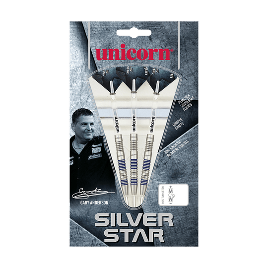8775_Unicorn_Silver_Star_Var2_Gary_Anderson_Steeldarts_3 Auf dem Bild ist eine Verpackung mit drei Steel-Darts der Marke "Unicorn Silver Star" zu sehen. Die Verpackung zeigt außerdem ein Foto von Gary Anderson und enthält Details zu den Dartpfeilen.