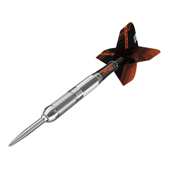 Auf dem Bild ist ein moderner Steeldartpfeil zu sehen. Der Pfeil hat eine silberne Spitze und einen schwarzen Flight mit orangen Akzenten.