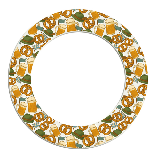 Das Bild zeigt das McDart Bierfest Dartboard Surround Set. Dieses Produkt ist für den Schutz der Wand beim Dartspielen konzipiert.