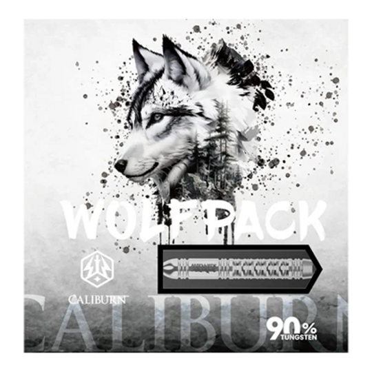 Das Bild zeigt die Verpackung der "Caliburn Wolfpack W1 Steeldarts - 23,5g". Auf der Vorderseite ist ein Wolfskopf zusammen mit einem abgebildeten Dartpfeil und dem Hinweis "90% Tungsten" zu sehen.
