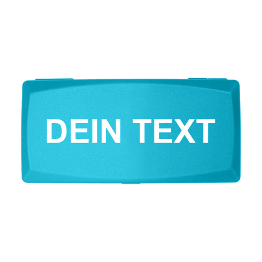 ABS krabice s vlastním potiskem Die Abbildung zeigt eine himmelblaue Box mit der Aufschrift "DEIN TEXT" in weißer Schrift. Die Box hat eine rechteckige Form und einen schlichten, modernen Look.