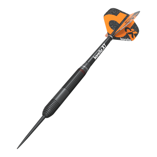 Ocelové šipky Karella Daniel Klose Das Bild zeigt einen Karella Daniel Klose Steeldart. Der Dartpfeil ist schwarz mit orangem Flights und hat ein modernes Design.