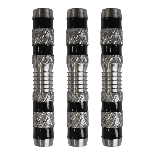 McDart vroubkované měkké šipky - 18g Das Bild zeigt drei silberne Softdart-Barrels mit einem geriffelten Griff und schwarzen Rillen. Es handelt sich um das Produkt „McDart Knurled Grip Softdart-Barrels - 18g“.