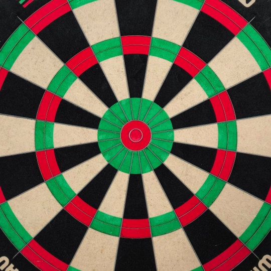 Winmau ekvalizér ocelový terč Dieses Bild stellt das Winmau Equalizer Steeldartboard dar. Das Steeldartboard eignet sich für präzises Dartspielen.