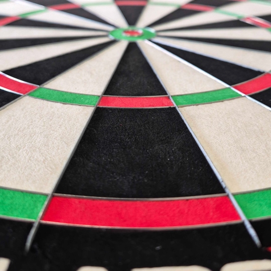 Ocelový terč Winmau Blade X ProCore Das Bild zeigt das Produkt Winmau Blade X ProCore Steeldartboard. Dies ist eine hochwertige Steeldart-Dartscheibe für ambitionierte Spieler.