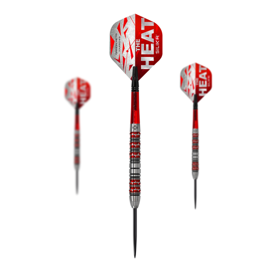 Ocelové šipky Harrow's Damon Heta Series 3 Auf dem Bild sind drei Steeldarts des Produkts "Harrows Damon Heta Series 3" zu sehen. Die Darts haben rote und silberne Designs mit der Aufschrift "THE HEAT" auf den Flights.