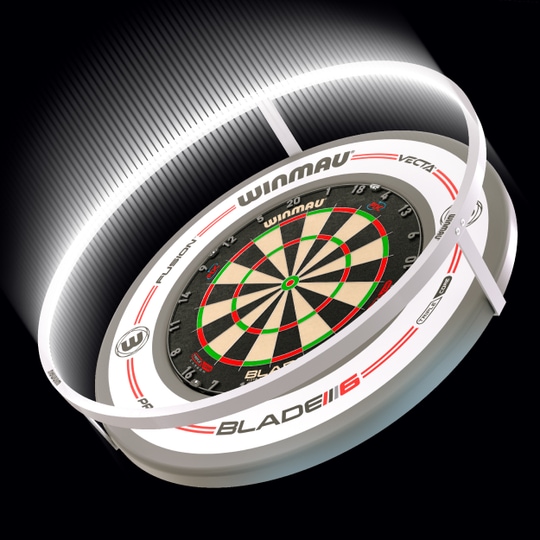 BALÍČEK Winmau Plasma Ice LED osvětlení a prostorový zvuk Das Bild zeigt das Winmau Plasma Ice LED Beleuchtung und Surround Bundle mit einer beleuchteten Dartscheibe. Die helle LED-Leiste sorgt für eine optimale Ausleuchtung beim Dartspielen.