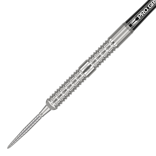 Šipky Target Sebastian Bialecki GEN1 Swiss Point Steeldarts - 22g Auf dem Bild ist ein steeldart mit silbernem, gerilltem Barrel und spitzem Metallkopf zu sehen. Es handelt sich um das Produkt "Target Sebastian Bialecki GEN1 Swiss Point Steeldarts - 22g".