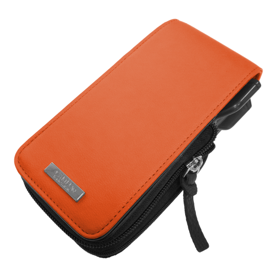 Pouzdro na šipky Cameo Garment 2.5 Das Bild zeigt ein orangefarbenes Etui mit Reißverschluss. Es ist vermutlich für das Aufbewahren von Darts oder Dartzubehör gedacht.