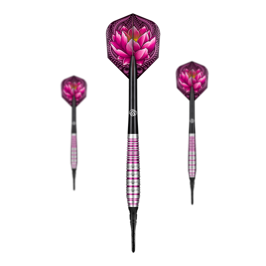 Šipky Shot ZEN Juji Softdarts Das Bild zeigt drei Softdarts des Produkts "Shot ZEN Juji Softdarts". Die Darts haben ein auffälliges Design mit pinken und silbernen Akzenten sowie einem dekorativen Lotusblüten-Muster auf den Flights.