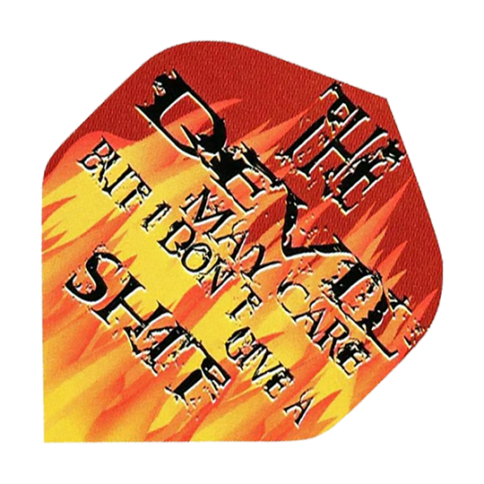 Das Bild zeigt ein Dart-Flight mit Flammenmotiv und auffälligem Schriftzug. Auf dem Flight steht: "THE DEVIL MAY CARE BUT I DON'T GIVE A SHITE".