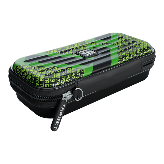 Das Bild zeigt ein schwarzes Etui mit einem grünen Muster und dem Wort "TARGET" mehrfach darauf gedruckt. Das Etui besitzt einen Reißverschluss mit einem Anhänger, auf dem ebenfalls "TARGET" steht.