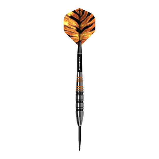 Šipky Mission Javan Brass Steel - 22g Das Bild zeigt einen Steeldart namens "Mission Javan Brass Steeldarts - 22g". Der Dart hat schwarze und orangefarbene Akzente sowie eine Flügel mit einem Tigerstreifenmuster.